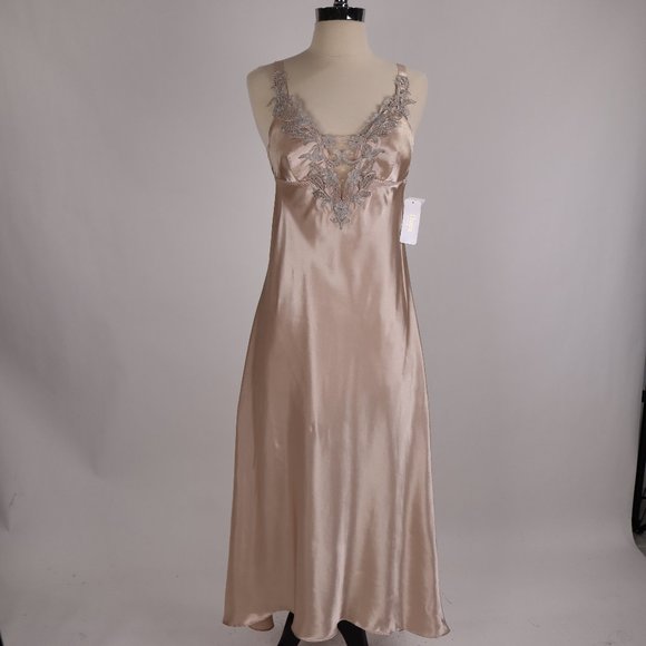 ❄ NWT Flora Nikrooz Taupe Silver Satin Lace Bridal Nightgown Lingerie Negligee S - Picture 2 of 12